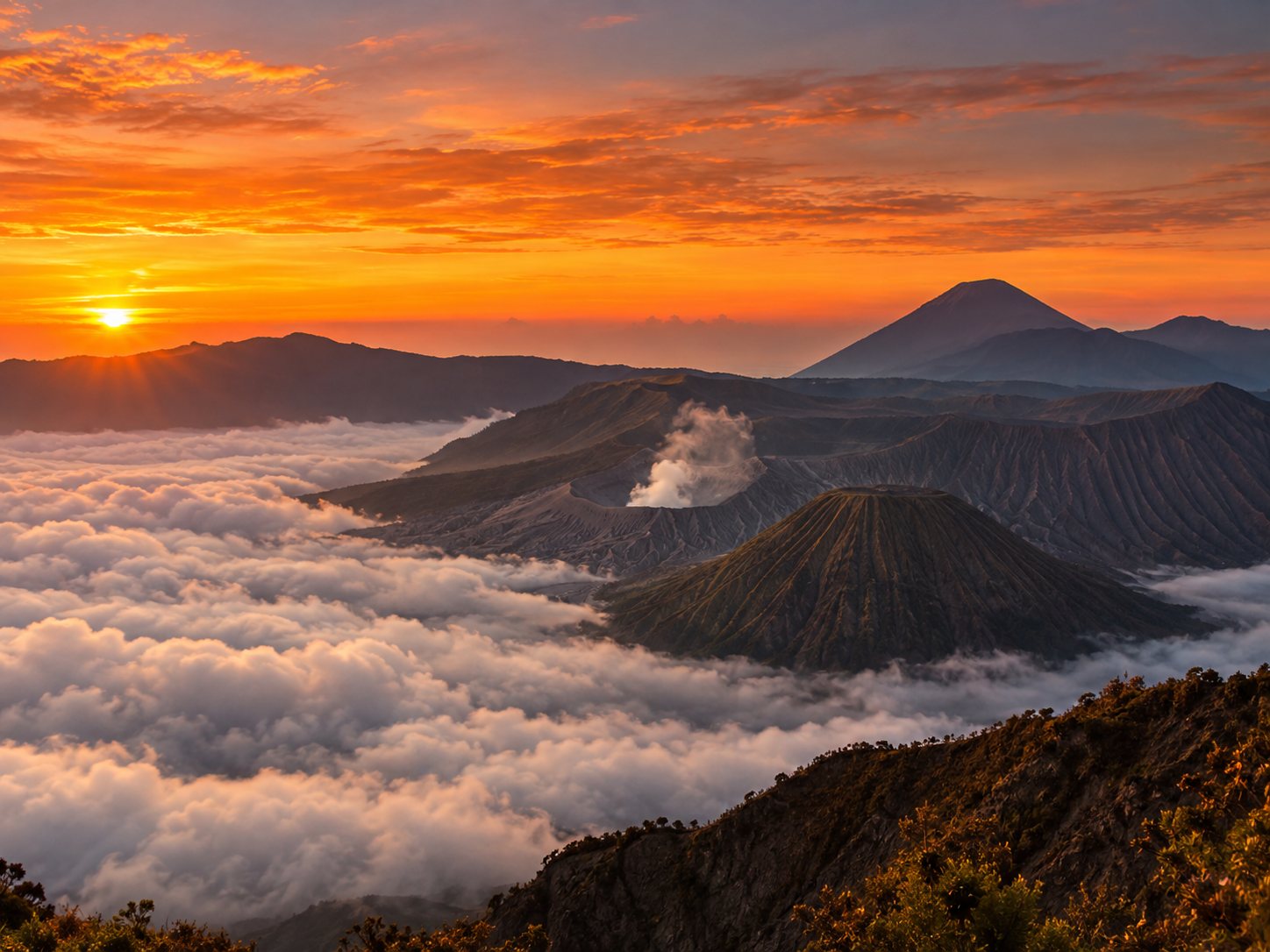 Matahari terbit di atas lautan awan Gunung Bromo