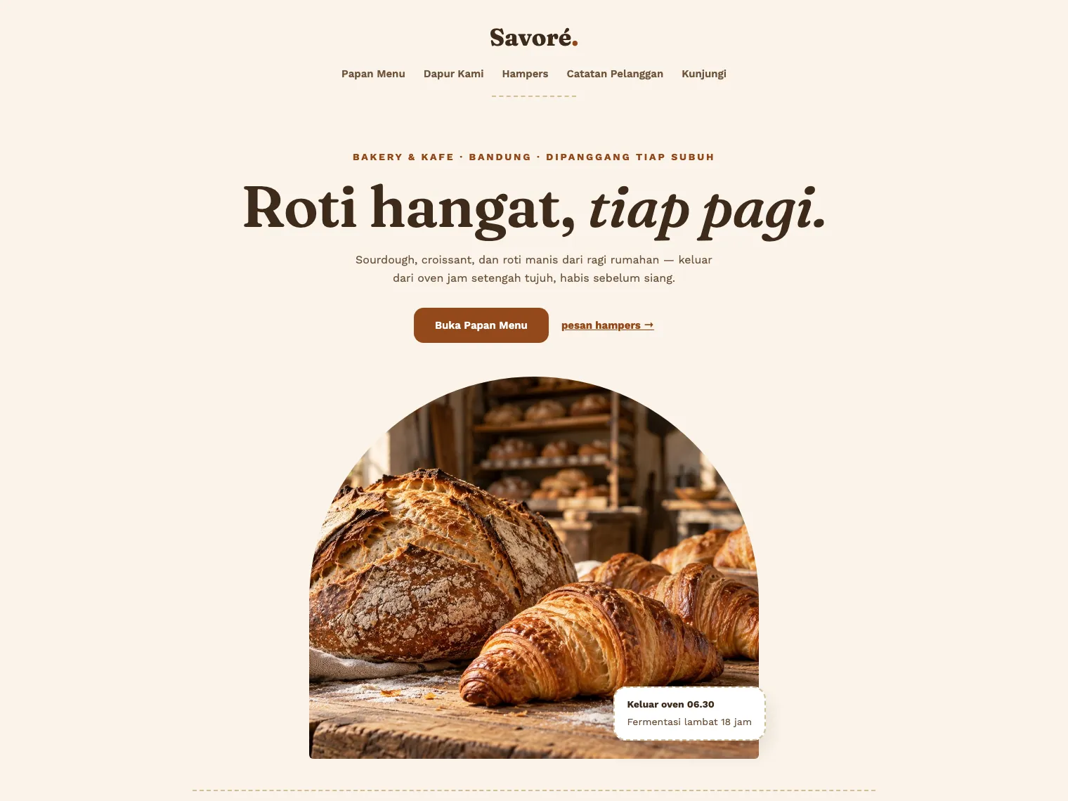 Contoh desain website bakery buatan kami: papan menu hangat dengan daftar harga