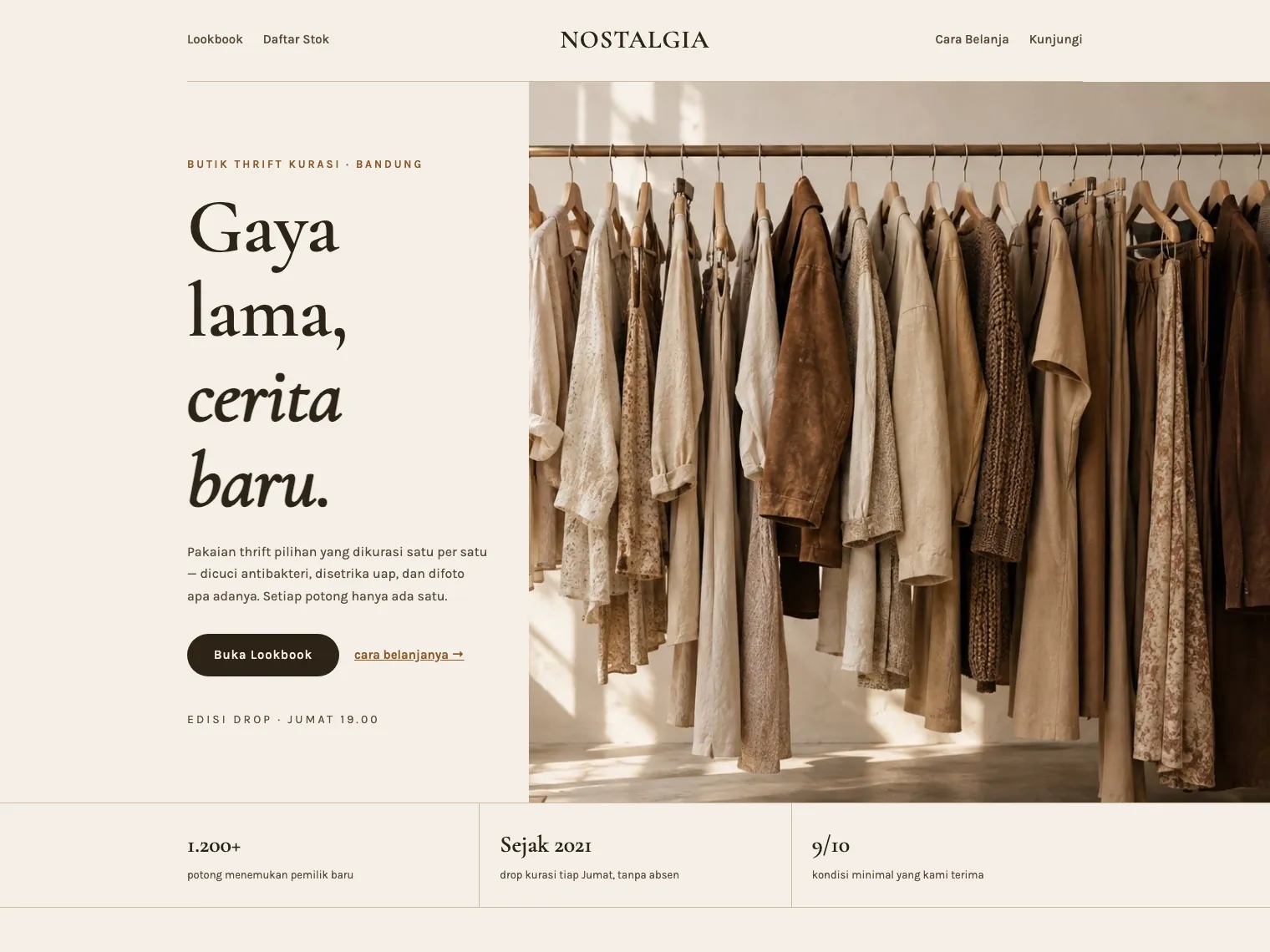 Tampilan contoh website butik thrift Nostalgia: lookbook editorial krem dengan judul serif besar