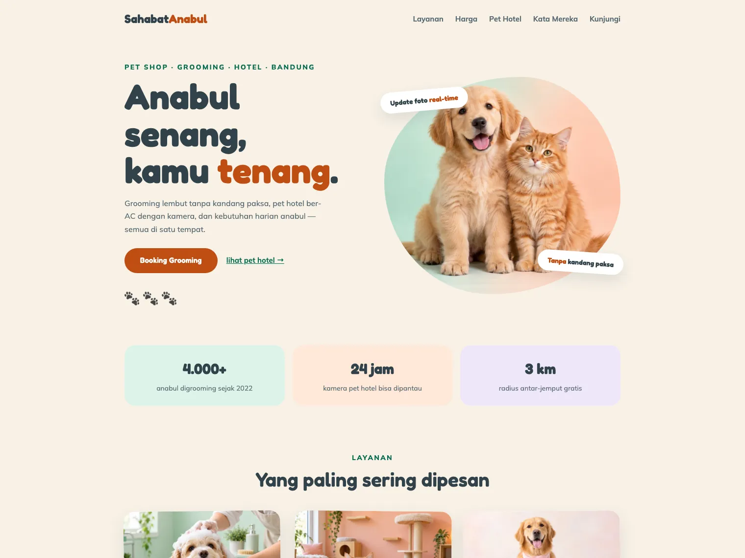 Tampilan contoh website pet shop Sahabat Anabul: foto blob pastel dengan stiker miring