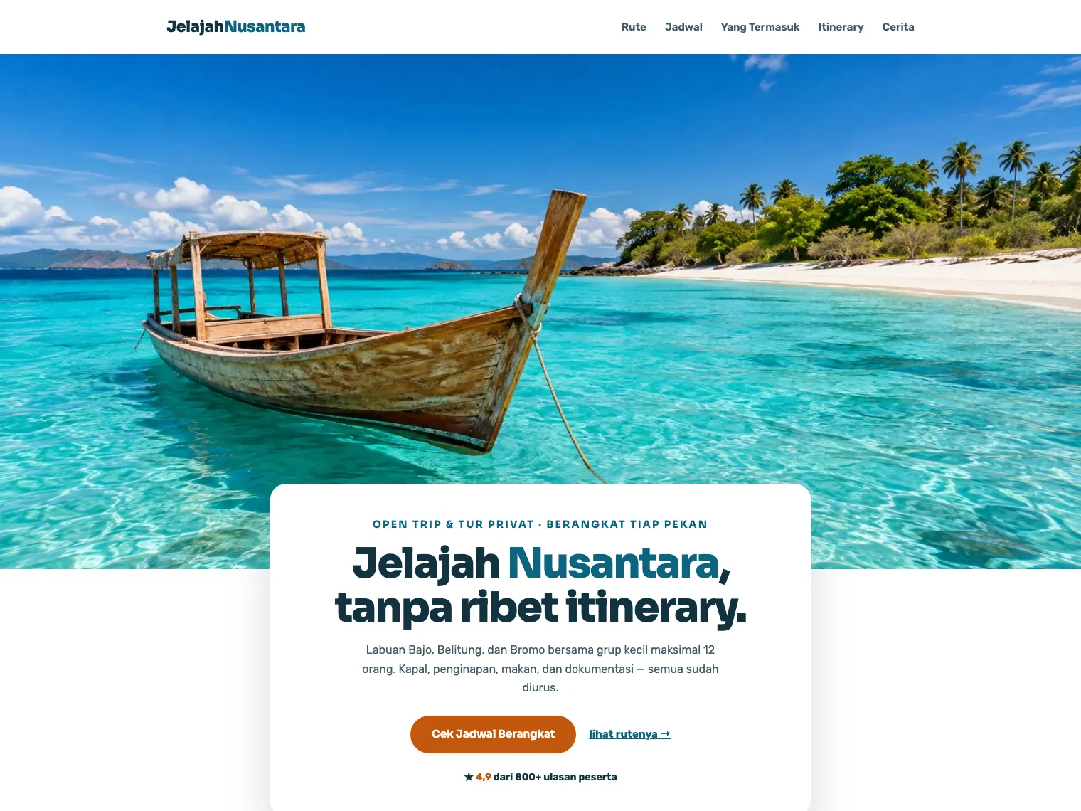 Tampilan contoh website open trip Jelajah Nusantara: foto laut lebar dengan kartu putih menimpa